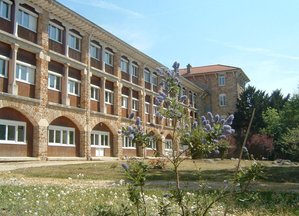 Batiment Despeaux sous le soleil à Bligny