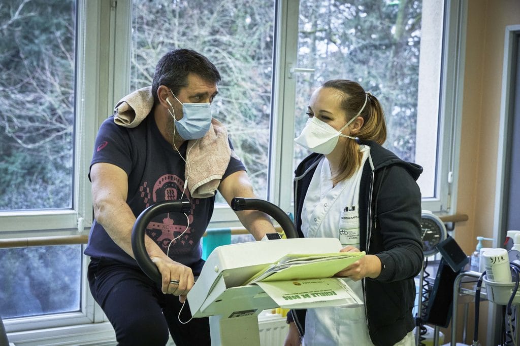 Cardiologie 2 Une kiné de Bligny et son patient en réadaptation cardiaque