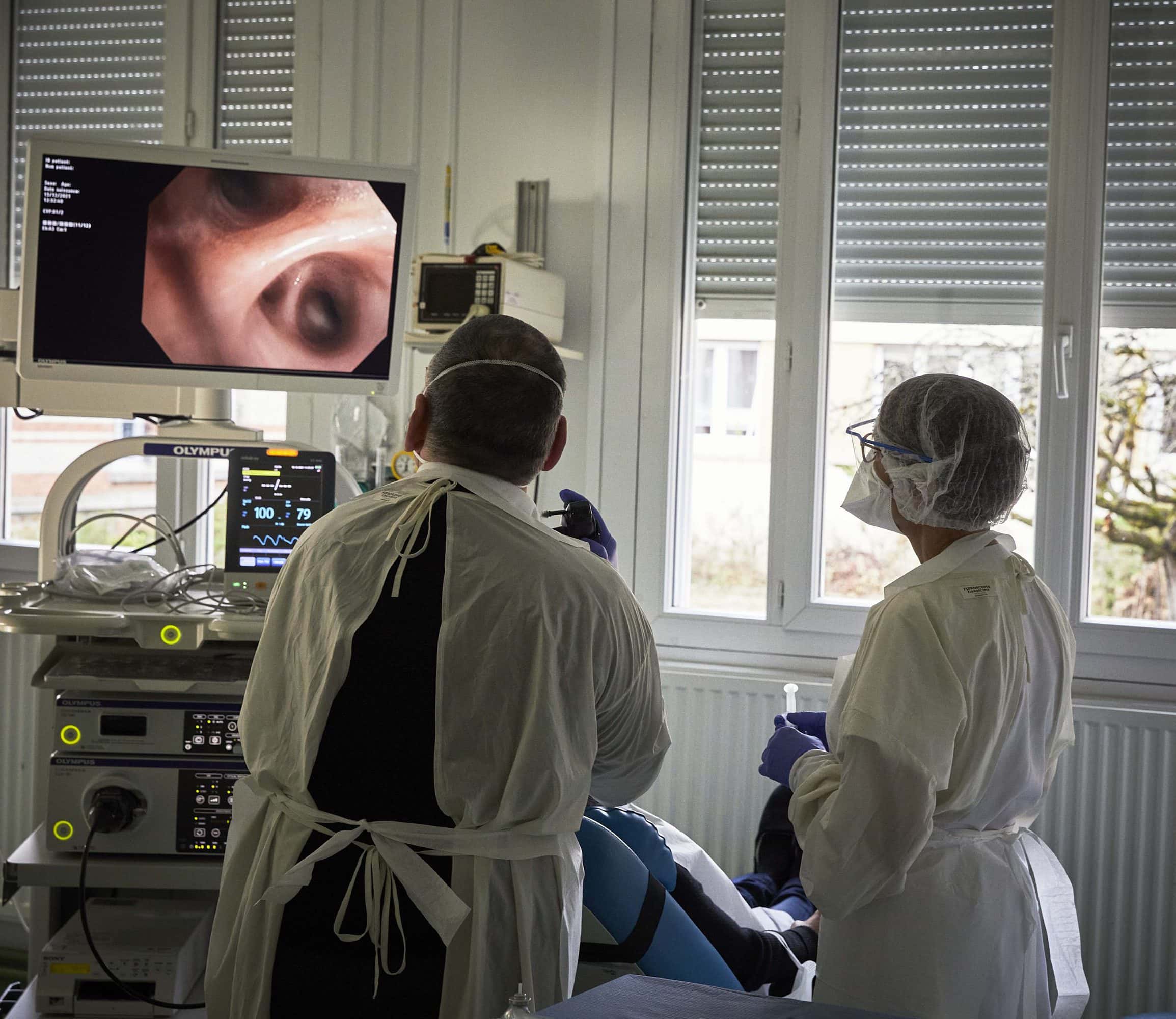 un médecin et une infirmère réalisent une fibroscopie sur une patient de Bligny