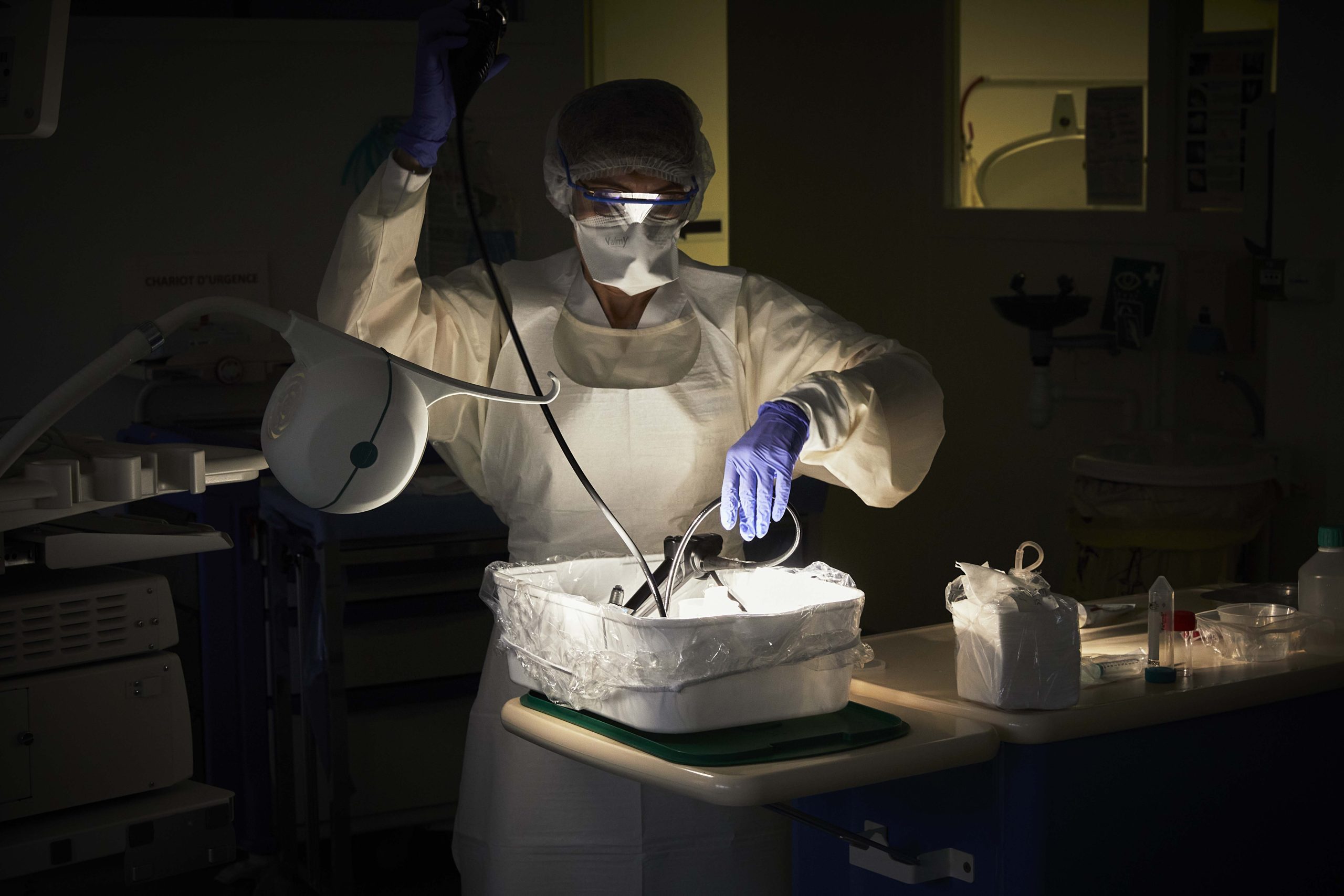 Une infirmière de Bligny désinfecte le matériel avant une fibroscopie, dans une lumière tamisée