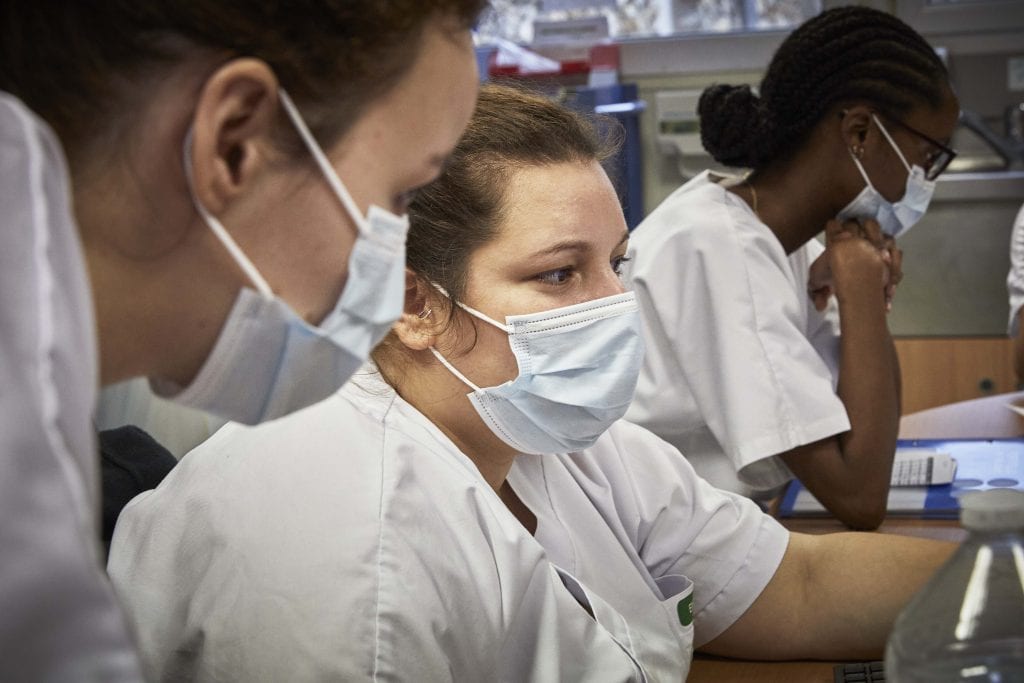 Notre vision des Ressources Humaines 1 discussions entre infirmières dans la salle de soins