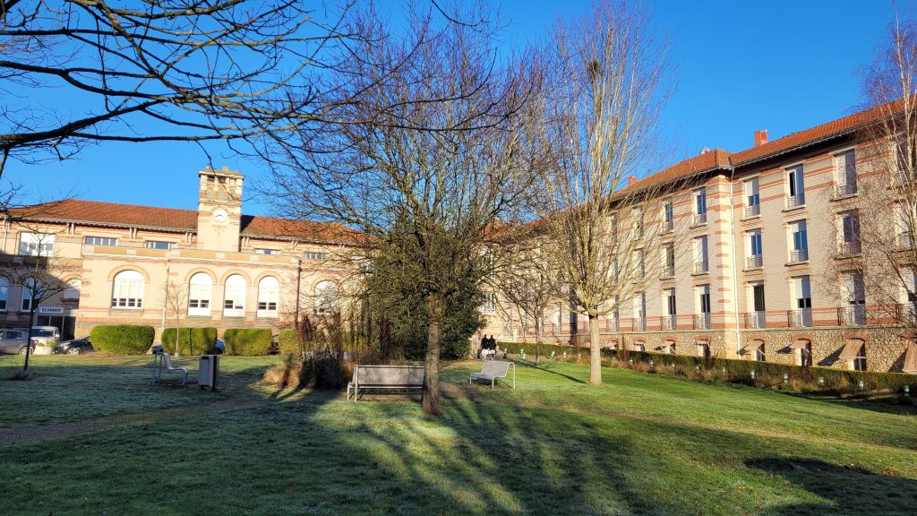 Esprit Bligny représenté par le parc devant le bâtiment Fontenay