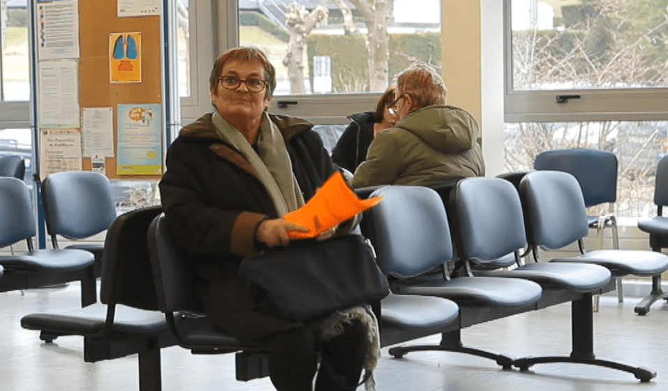Patient en salle d'attente des consultations