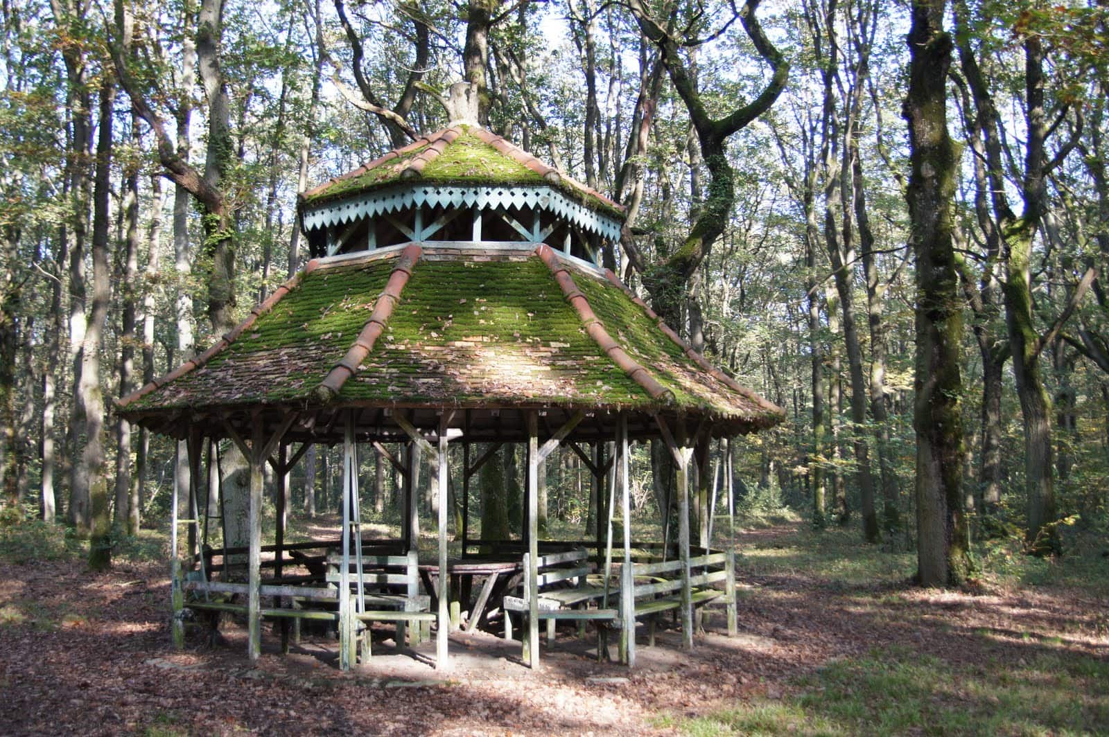 Le kiosque au sud-est de l'étang