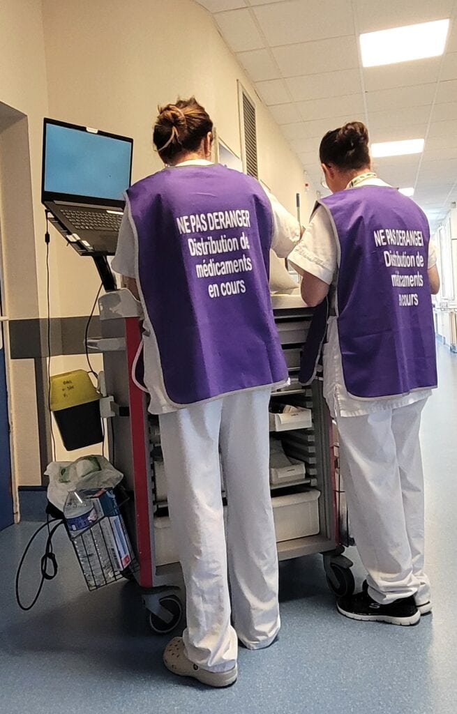 Introduction d'un gilet "Ne pas déranger" lors de la distribution des médicaments